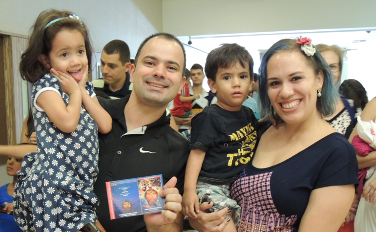 Mateus e Elisa Costa Fernandes e seus filhos